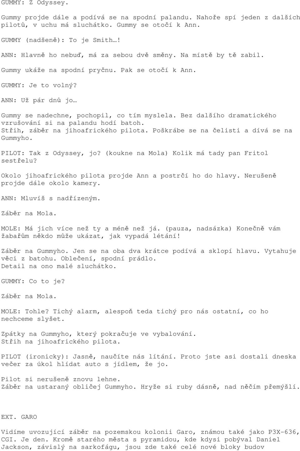 Bez dalšího dramatického vzrušování si na palandu hodí batoh. Střih, záběr na jihoafrického pilota. Poškrábe se na čelisti a dívá se na Gummyho. PILOT: Tak z Odyssey, jo?