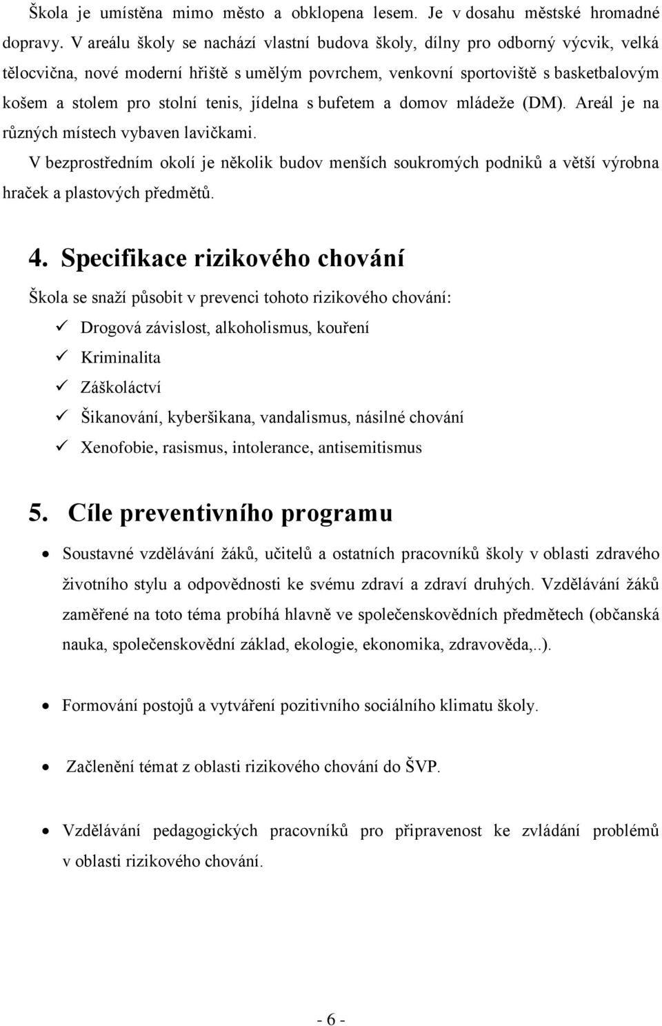 tenis, jídelna s bufetem a domov mládeže (DM). Areál je na různých místech vybaven lavičkami.