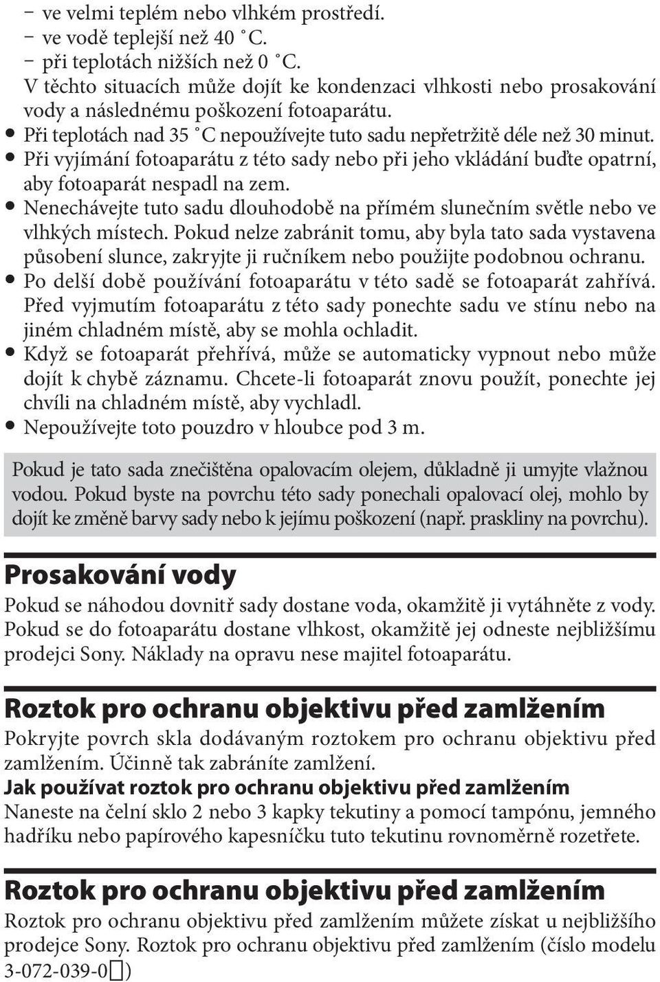 Při vyjímání fotoaparátu z této sady nebo při jeho vkládání buďte opatrní, aby fotoaparát nespadl na zem. Nenechávejte tuto sadu dlouhodobě na přímém slunečním světle nebo ve vlhkých místech.