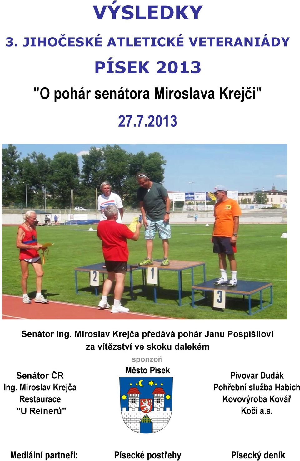 Miroslav Krejča předává pohár Janu Pospíšilovi za vítězství ve skoku dalekém sponzoři Senátor