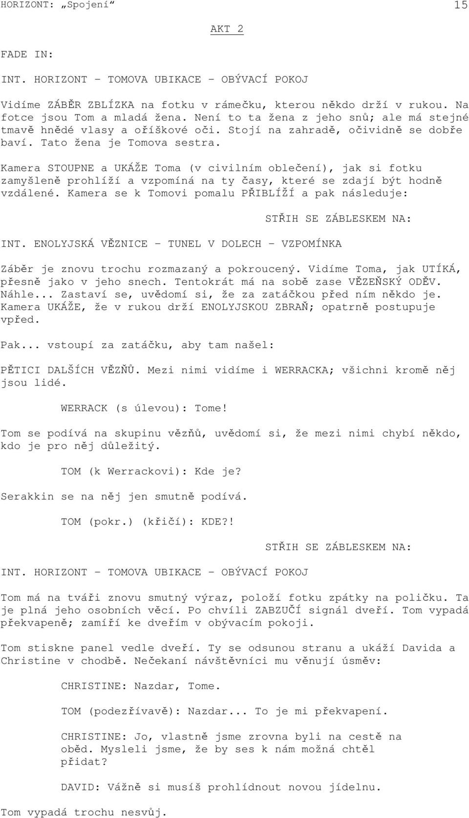 Kamera STOUPNE a UKÁŽE Toma (v civilním oblečení), jak si fotku zamyšleně prohlíží a vzpomíná na ty časy, které se zdají být hodně vzdálené.