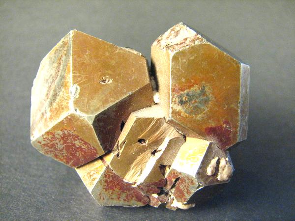 Po zahřátí získávají krystaly pyritu magnetické schopnosti.