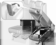 48 Sedadla, zádržné prvky Výstraha Před sklopením opěradla prostředního sedadla zkontrolujte, zda jsou loketní opěrky sklopeny dolů. Zajistěte, aby všechny polohy byly správně zajištěné.
