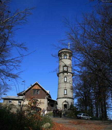 Hochwaldturm/ Rozhledna na Hvozdu www.hochwald-turmbaude.de post@hochwald-turmbaude.de 33 Meter hoch ganzjährig geöffnet (Nov.