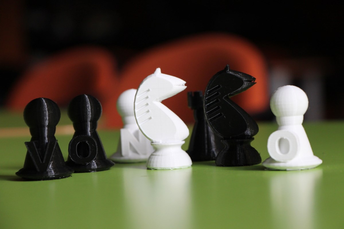 Tiskneme pro Trutnov Naše 3D tiskárna je v pořádném zápřahu. Ve spolupráci s městem Trutnov tiskneme speciální šachové figurky pro novinku, která se objeví na Jiráskově náměstí.