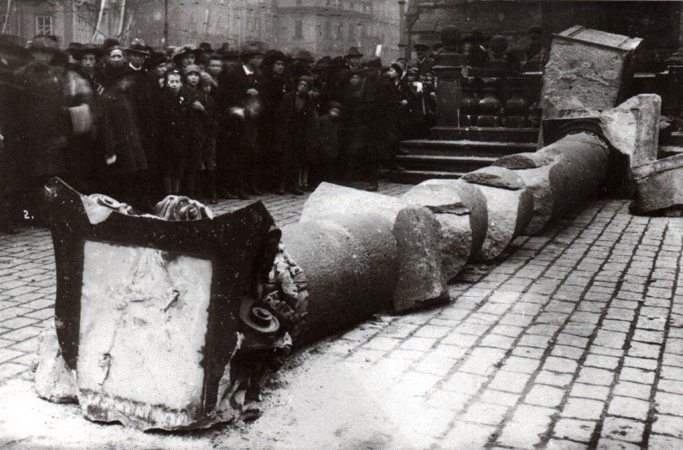 3.11. byl svolán tábor socialistického lidu. Po jeho skončení byl průvod veden na Staroměstské náměstí, kam přijel ze Žižkova hasičský vůz s vybavením ke zboření sloupu. Hasiči zajeli za pomník M.