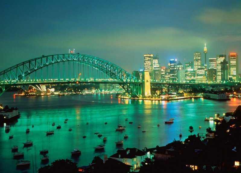 Harbour Bridge je most, který přemosťuje přístav aport Jackson v Sydney. Tato gigantická ocelová konstrukce spočívá na čtyřech mohutných pískovcových pilířích.