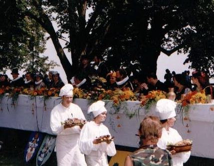 Catering Obc erstvení pro Vás zajistíme během celého dne, formou menu c i rautu, dle Vašeho výběru speciality na grilu, zvěr ina, mor ské a sladkovodní ryby, zeleninové a ovocné saláty, pec ivo a