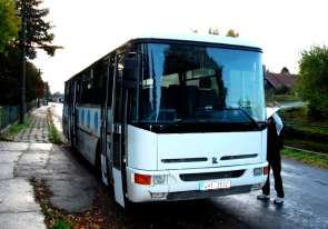 Ve školním roce 2008/2009 jsme zahájili svoz žáků školním autobusem, který v anketě získal padnoucí jméno Žabák.