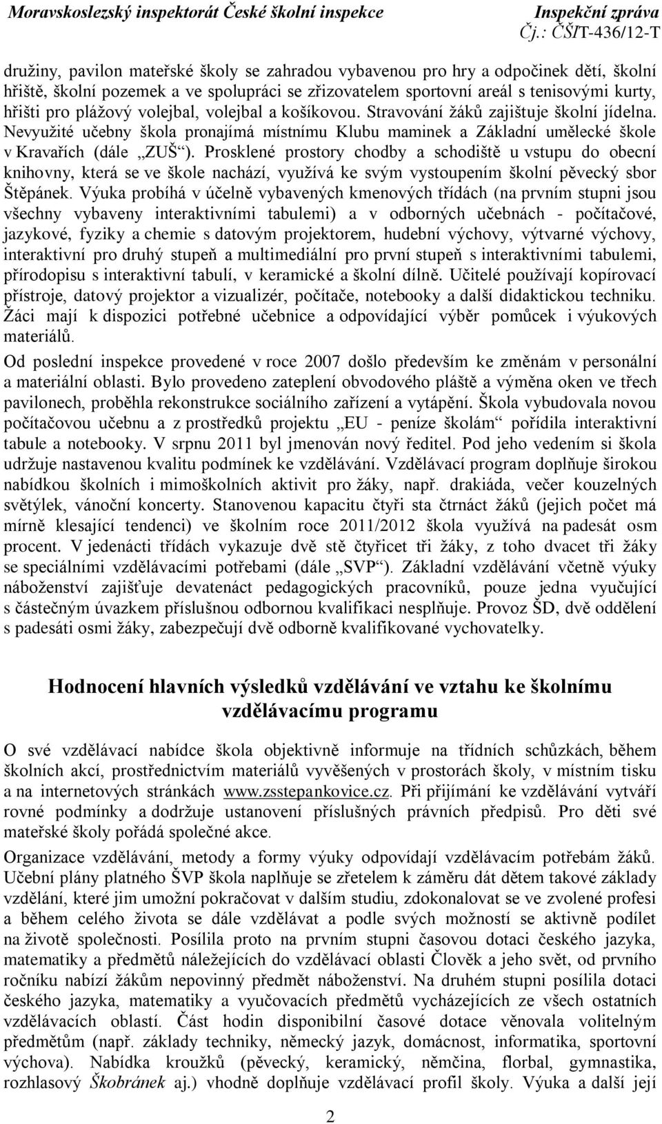 Prosklené prostory chodby a schodiště u vstupu do obecní knihovny, která se ve škole nachází, využívá ke svým vystoupením školní pěvecký sbor Štěpánek.