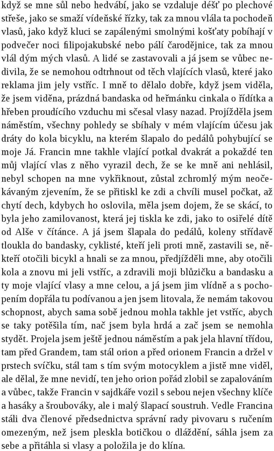 A lidé se zastavovali a já jsem se vůbec nedivila, že se nemohou odtrhnout od těch vlajících vlasů, které jako reklama jim jely vstříc.