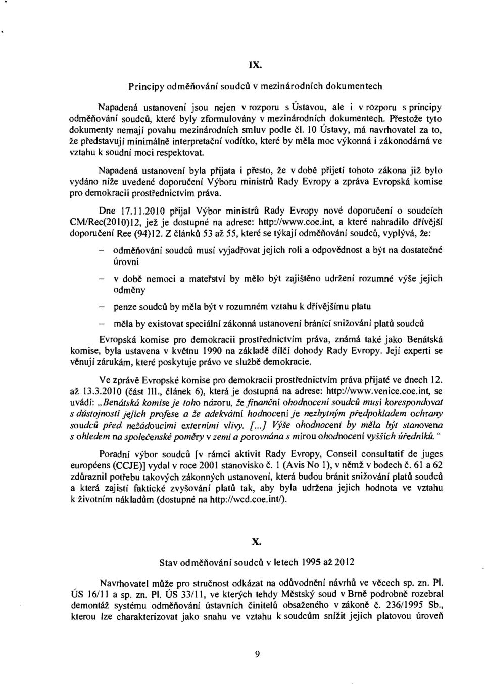 10 Ústavy, má navrhovatel za to, že představují minimálně interpretační vodítko, které by měla moc výkonná i zákonodárná ve vztahu k soudní moci respektovat.