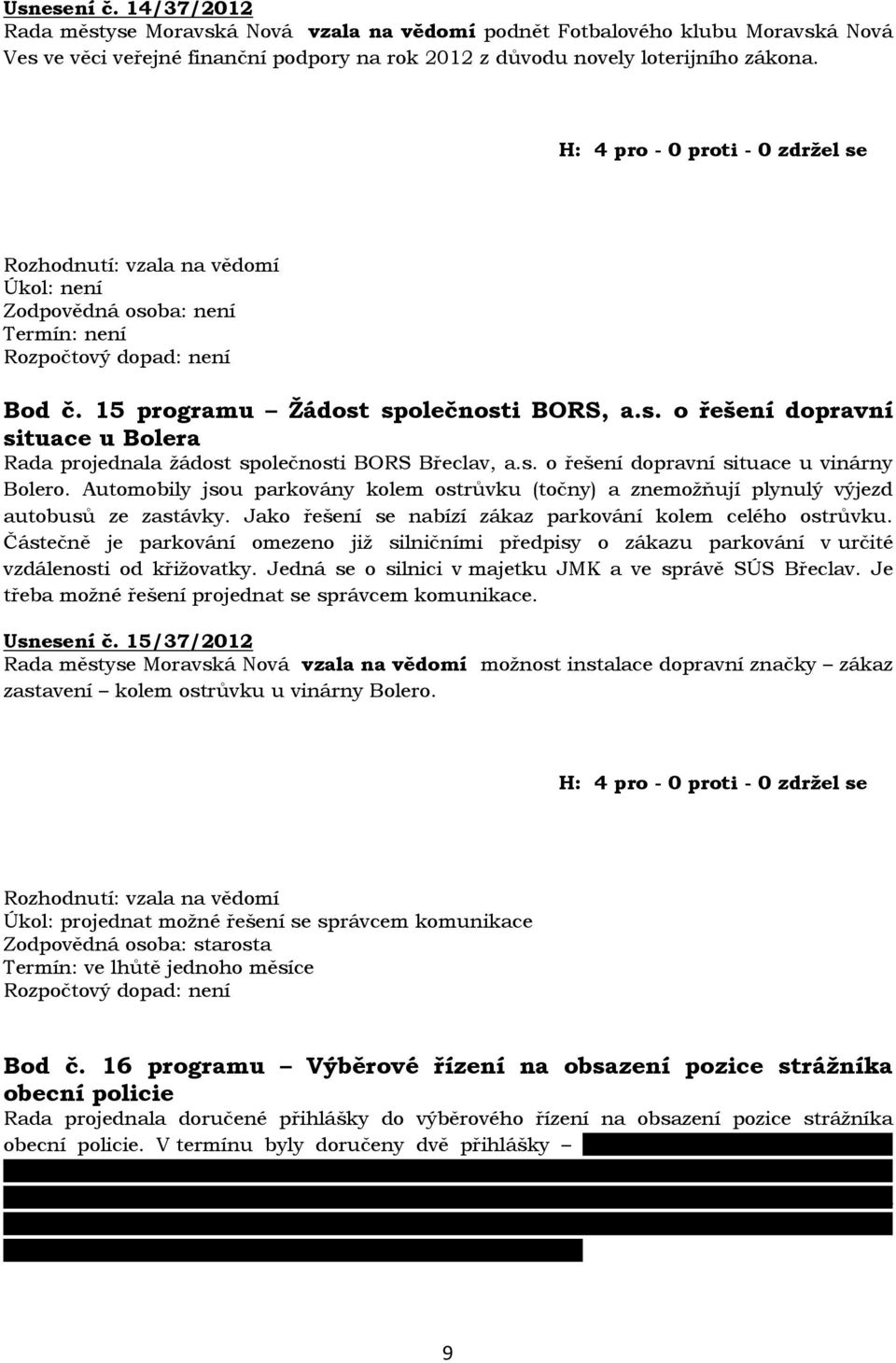 Automobily jsou parkovány kolem ostrůvku (točny) a znemožňují plynulý výjezd autobusů ze zastávky. Jako řešení se nabízí zákaz parkování kolem celého ostrůvku.