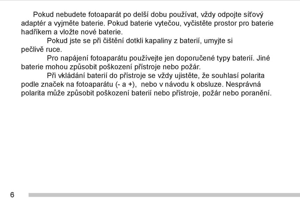 Pokud jste se při čištění dotkli kapaliny z baterií, umyjte si pečlivě ruce. Pro napájení fotoaparátu používejte jen doporučené typy baterií.