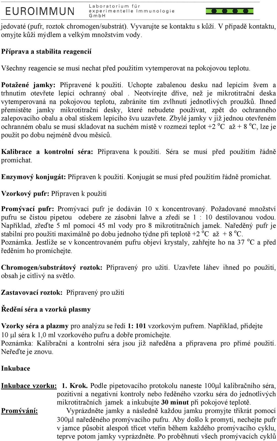 Uchopte zabalenou desku nad lepícím švem a trhnutím otevřete lepící ochranný obal.