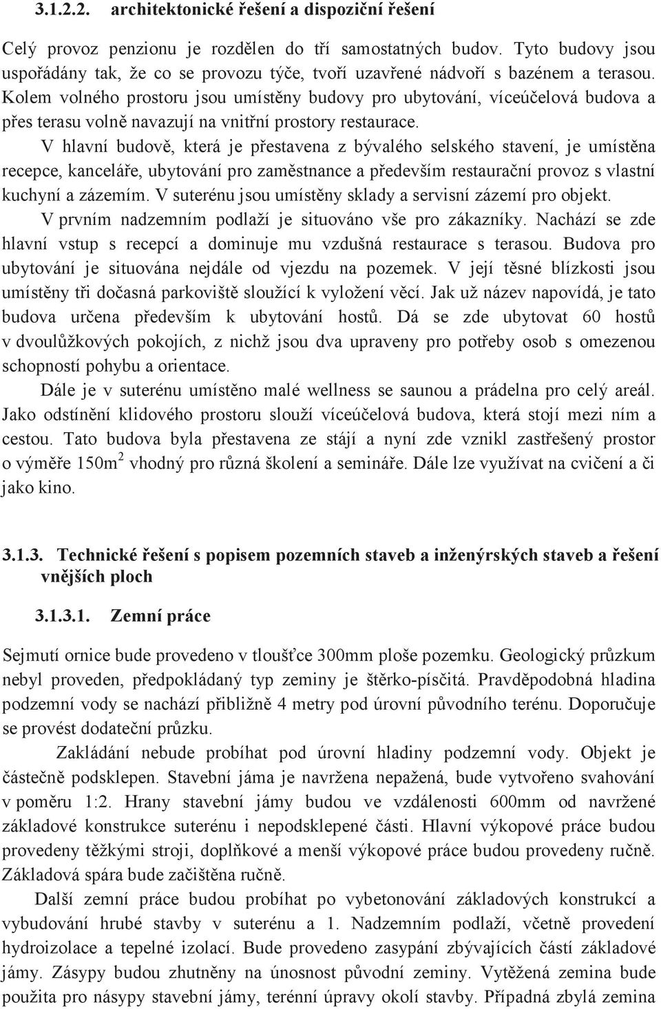 Kolem volného prostoru jsou umístny budovy pro ubytování, víceúelová budova a pes terasu voln navazují na vnitní prostory restaurace.