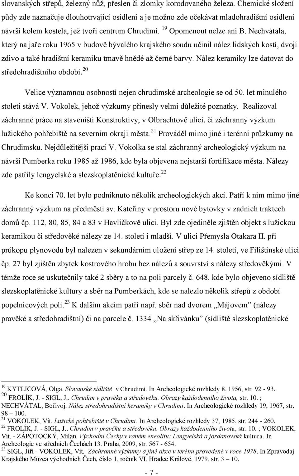 Nechvátala, který na jaře roku 1965 v budově bývalého krajského soudu učinil nález lidských kostí, dvojí zdivo a také hradištní keramiku tmavě hnědé až černé barvy.