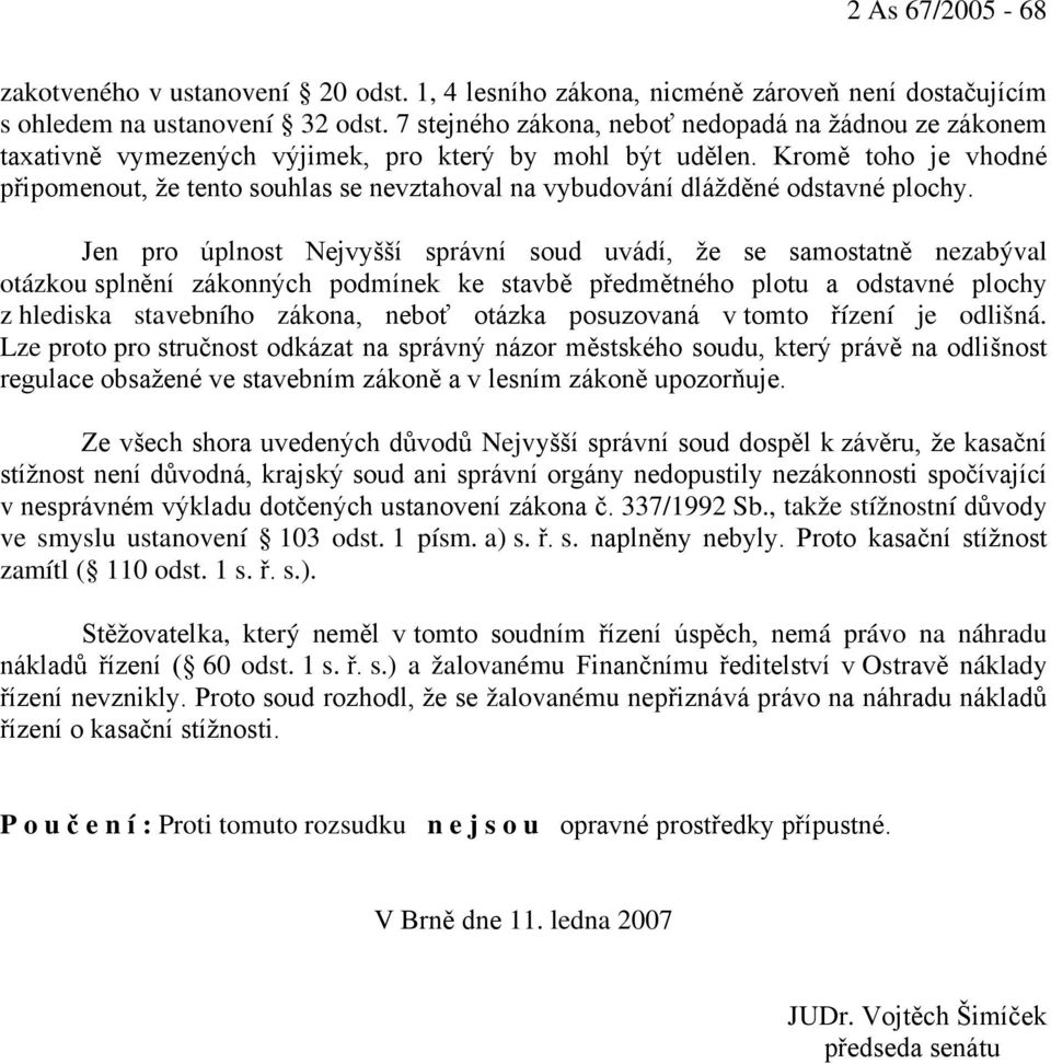 Kromě toho je vhodné připomenout, že tento souhlas se nevztahoval na vybudování dlážděné odstavné plochy.