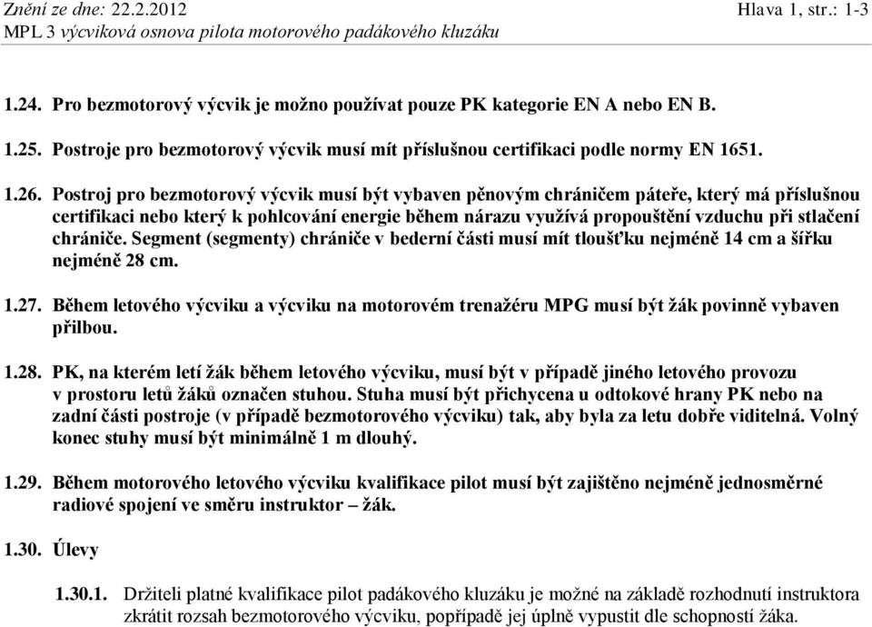 Postroj pro bezmotorový výcvik musí být vybaven pěnovým chráničem páteře, který má příslušnou certifikaci nebo který k pohlcování energie během nárazu využívá propouštění vzduchu při stlačení