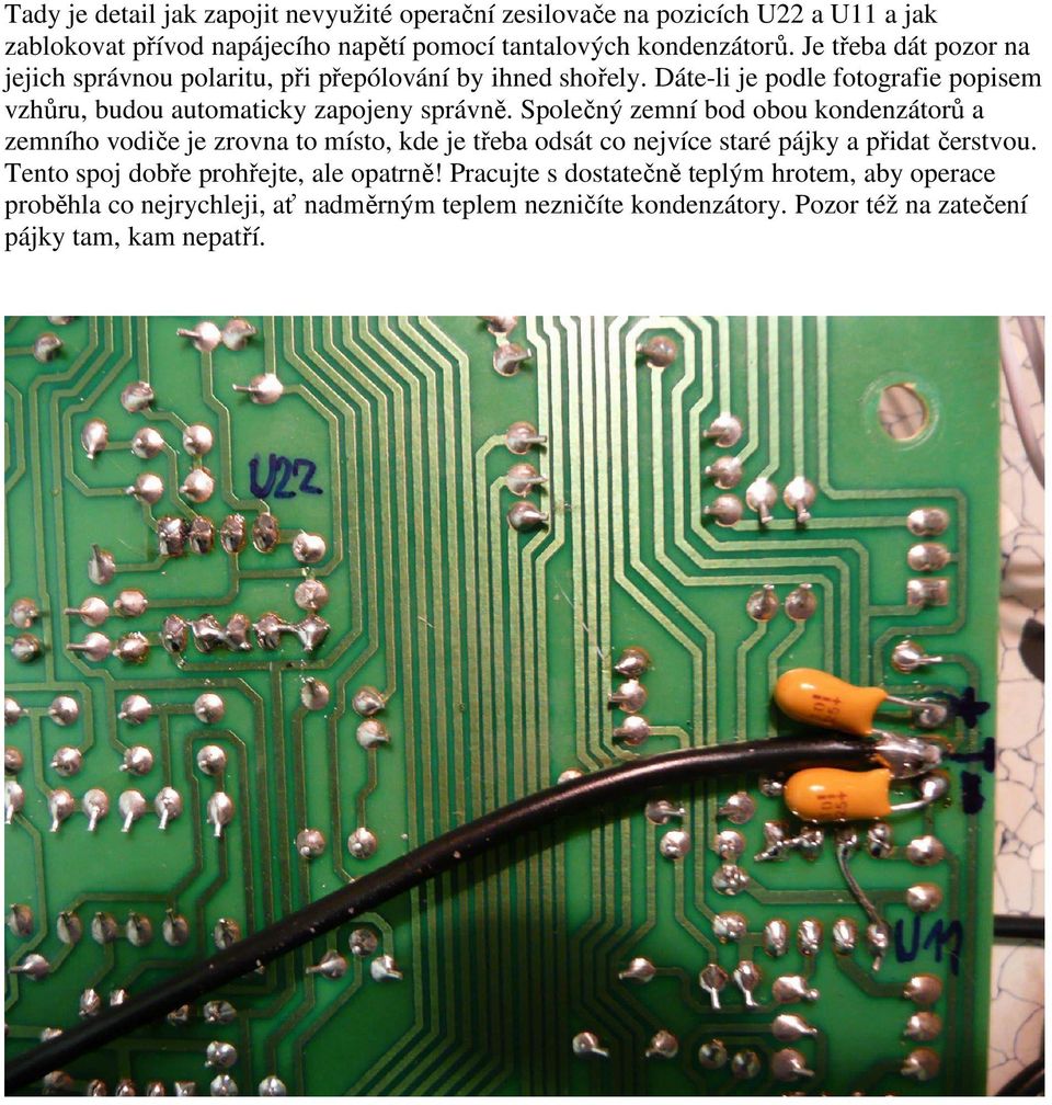 Společný zemní bod obou kondenzátorů a zemního vodiče je zrovna to místo, kde je třeba odsát co nejvíce staré pájky a přidat čerstvou.
