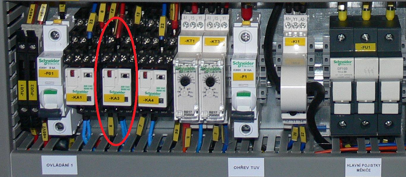 Tento mód je signalizován na panelu CCGX ikonou s nápisem Bulk/Absorbtion/Float (ev. Assisting), svítí levá zelená LED na panelu měniče Mains on (a některé ze žlutých LED).