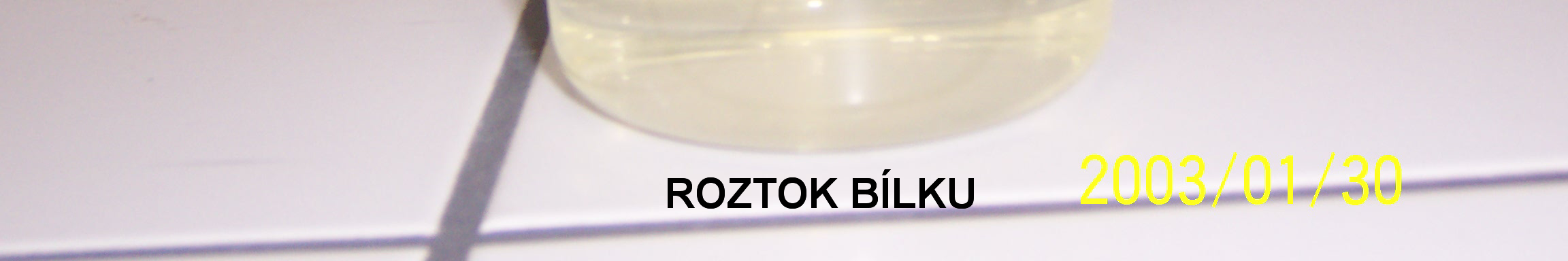 Obrázek: Otázky pro žáky: 1. Jak jinak se nazývají bílkoviny? 2. Jaká je funkce bílkovin v lidském těle? Bezpečnost práce: NaOH: Požití: Ihned ústa vyplachovat vodou či mlékem, vyvolat zvracení.