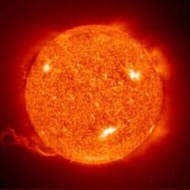 Slunce a jeho poloha v Galaxii Vzniklo před 4.6 miliardami let Bude svítit ještě 7 miliard let Leží asi 28 000 sv.l. od středu Galaxie Obíhá rychlostí 230 km s -1 kolem středu Galaxie Jeden oběh vykoná za 230 miliónů let Základní parametry: Hmotnost 1.