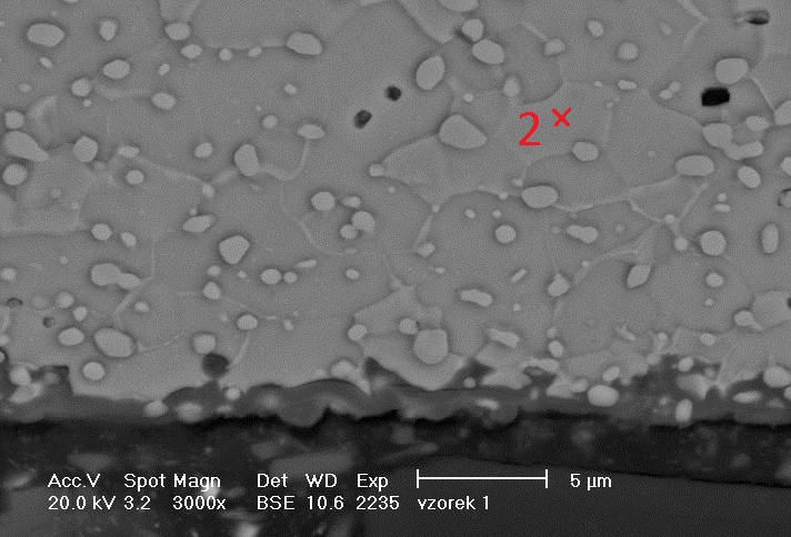 Obr. 49: Snímek č. 2236 oceli 17136 ukazuje rozvoj korozní degradace povrchu a hranic zrn s hrubými karbidy chrómu Cr 23 C 6 a Cr 7 C 2 (malé oblé).