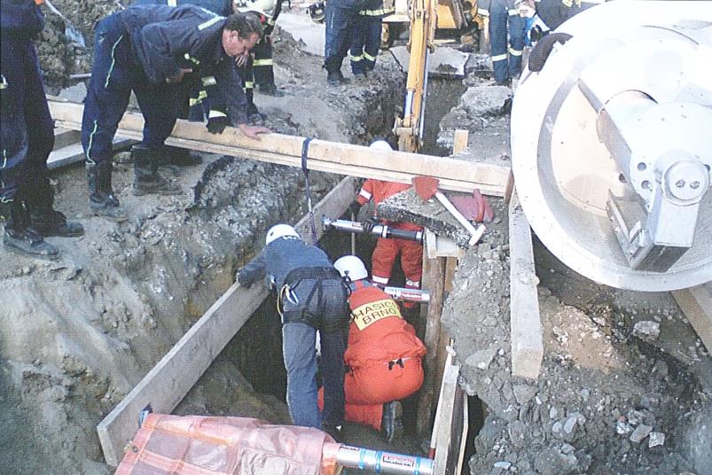 Ochranné prostředky a další zařízení: a) ochranné prostředky hasiče, b) věcné prostředky pro práci ve výškách, c) prostředky pro