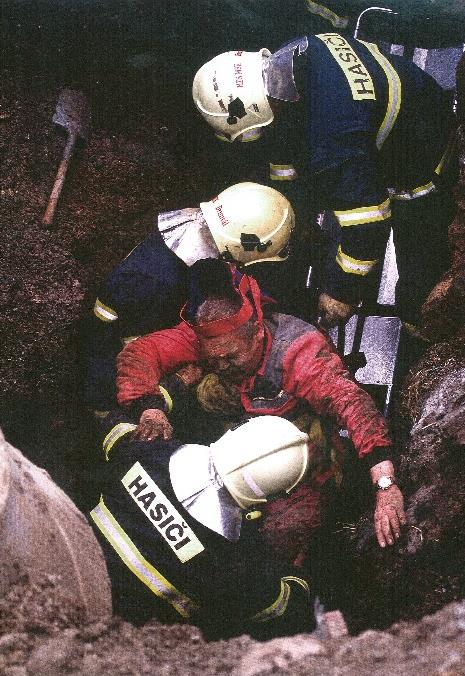 K nebezpečí zasypání a zavalení může dojít zejména při: a) zásahu na podmáčených svazích, kde může