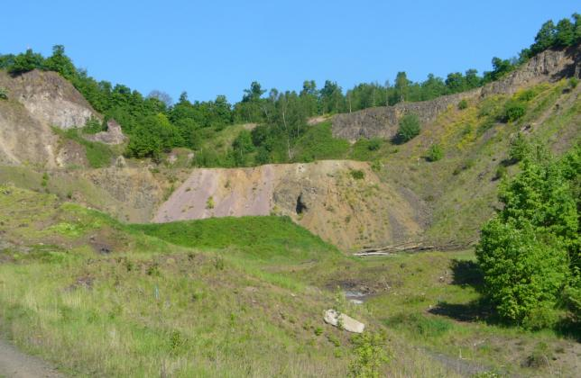 4. Geologické, morfologické a hydrogeologické poměry 4.1 Geografie a morfologie Tunel Prackovice prostupuje v oblasti Českého středohoří masiv hřebene kopce Debus (395 m n.m.) ve vrcholové partii prackovického lomu (obr.