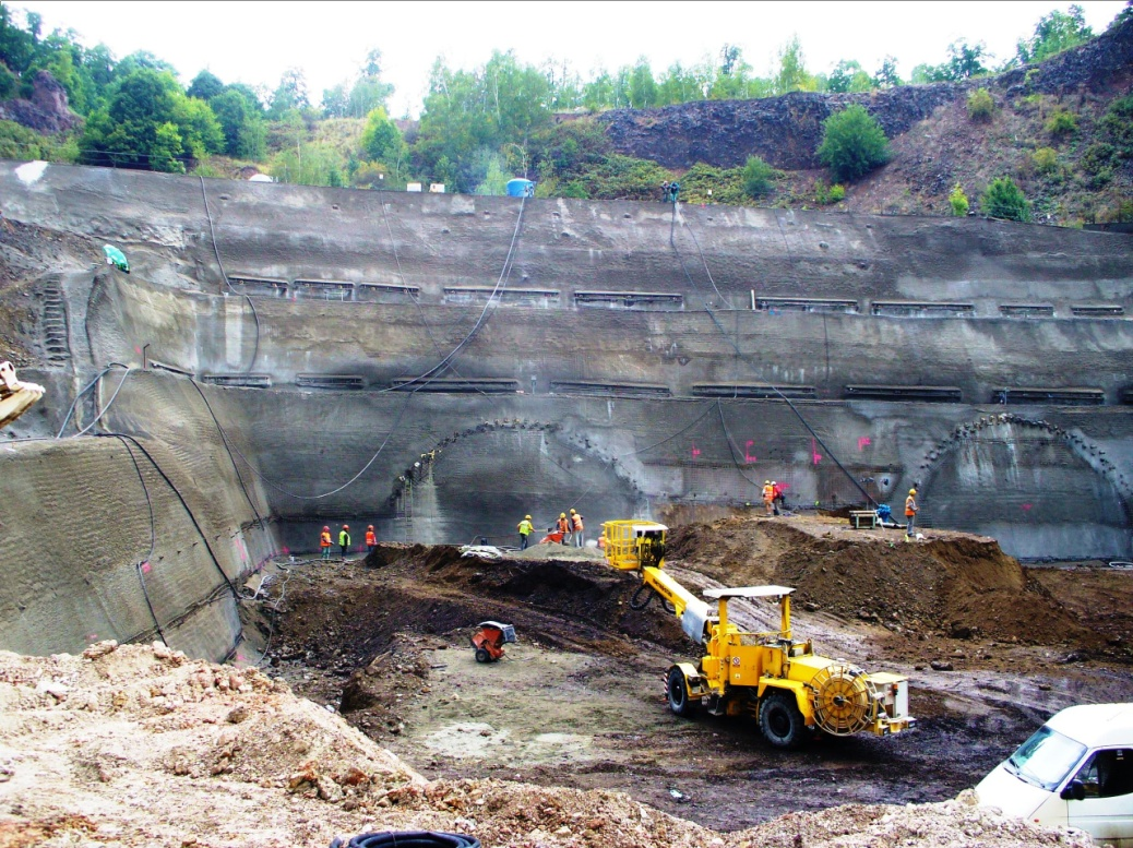 Obr.9 Zvětralé tufy a bazalty zastižené při hloubení portálu (Barták a Čejka, 20