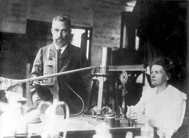 Piere Curie a Marie Curie - Sklodowská Po několika měsících výzkumu potvrdila Marie, že toto záření je vlastnosí více chemických prvků.