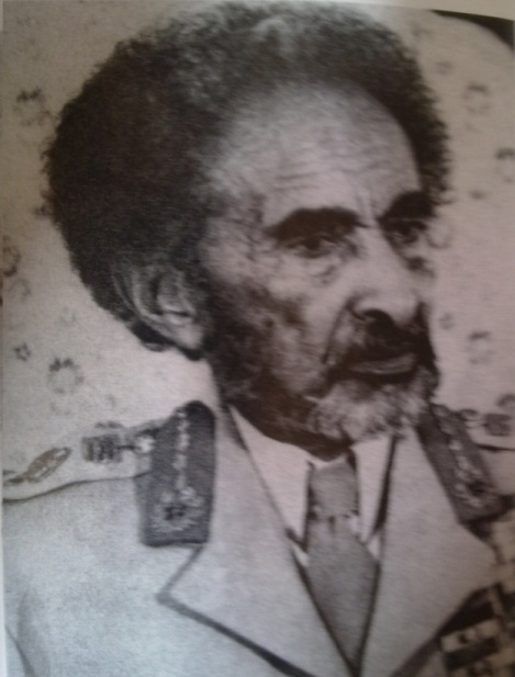 Příloha č. 5 Etiopský kněz držící knihu Kebra Negast. Příloha č. 6 Poslední portrét Haile Selassieho. CÍLEK, Roman.