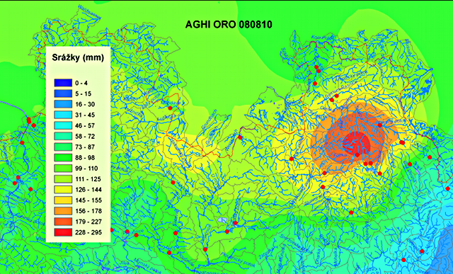 Obr. 6. Příklad analýzy srážkového pole dne 8.8.2010 v prostředí ArcGIS. Nahoře sloučená informace radar + srážkoměr, dole orografická interpolace v aplikaci AGHI.