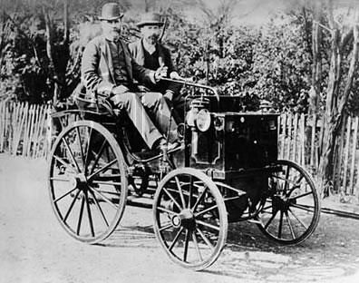 A. MECHANICKÝ dělíme podle uspořádání pohonu kol Zadní P s M vpředu (klasický, standardní) 1890 René Panhard - přednosti: