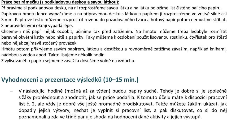 Papírové těsto můžeme rozprostřít rovnou do požadovaného tvaru a hotový papír potom nemusíme stříhat. S nepravidelnými okraji vypadá lépe.