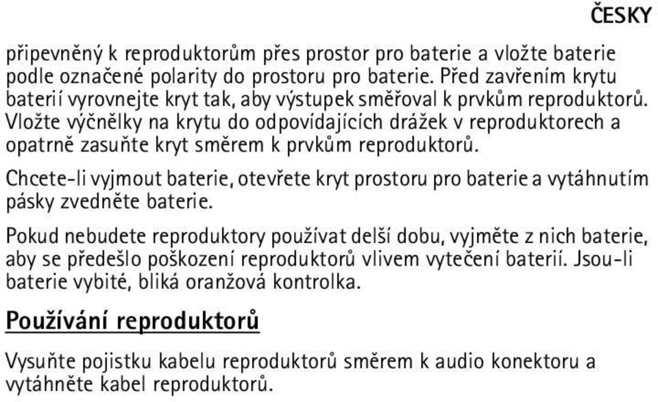 Vlo¾te výènìlky na krytu do odpovídajících drá¾ek v reproduktorech a opatrnì zasuòte kryt smìrem k prvkùm reproduktorù.