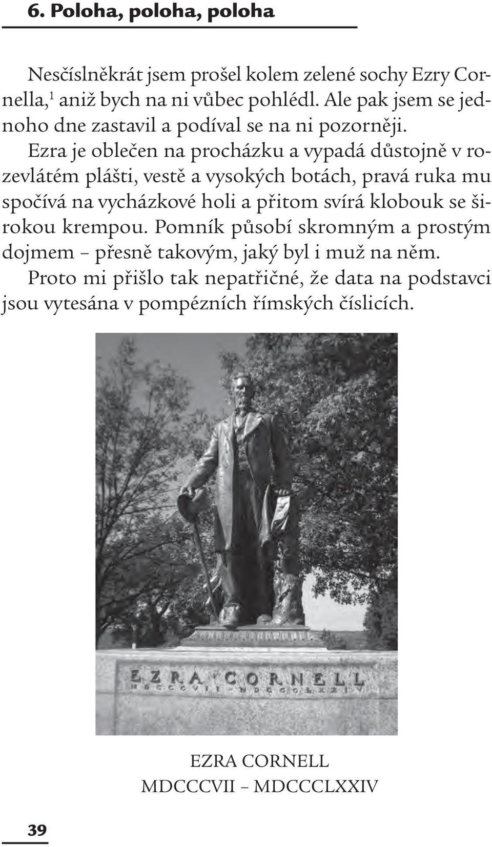 Ezra je oblečen na procházku a vypadá důstojně v rozevlátém plášti, vestě a vysokých botách, pravá ruka mu spočívá na vycházkové holi a přitom