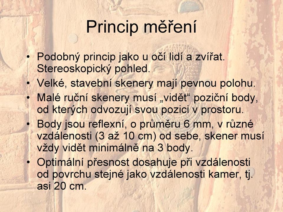 Malé ruční skenery musí vidět poziční body, od kterých odvozují svou pozici v prostoru.