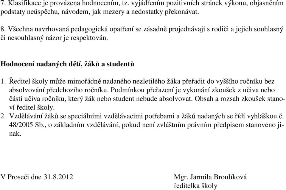 Ředitel školy může mimořádně nadaného nezletilého žáka přeřadit do vyššího ročníku bez absolvování předchozího ročníku.