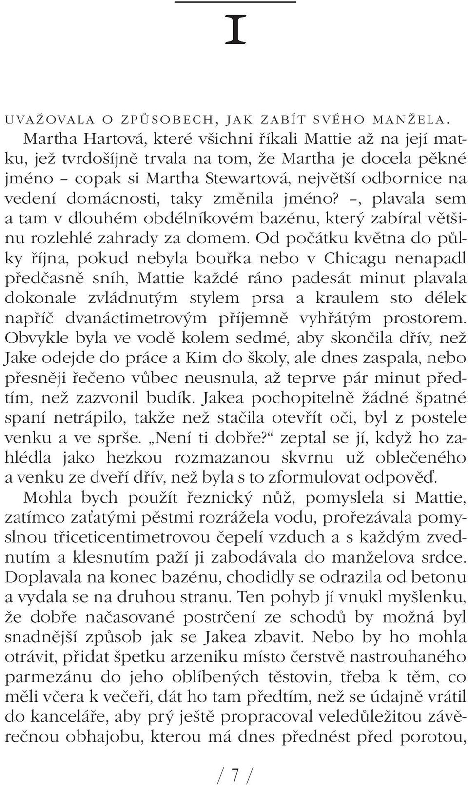 změnila jméno?, plavala sem a tam v dlouhém obdélníkovém bazénu, který zabíral většinu rozlehlé zahrady za domem.