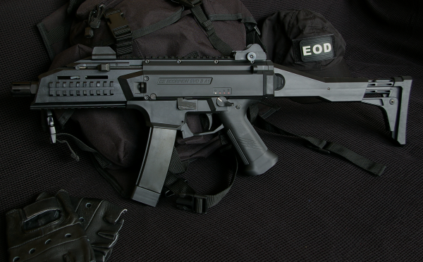 jen mačkáte spoušť. Ergonomie je jednoduše vynikající a dovoluje zbraň používat v levé i pravé ruce. Osobně mám podobný pocit se zbraněmi typu bullpup, jako P90, FN2000, L85 nebo Steyr AUG.