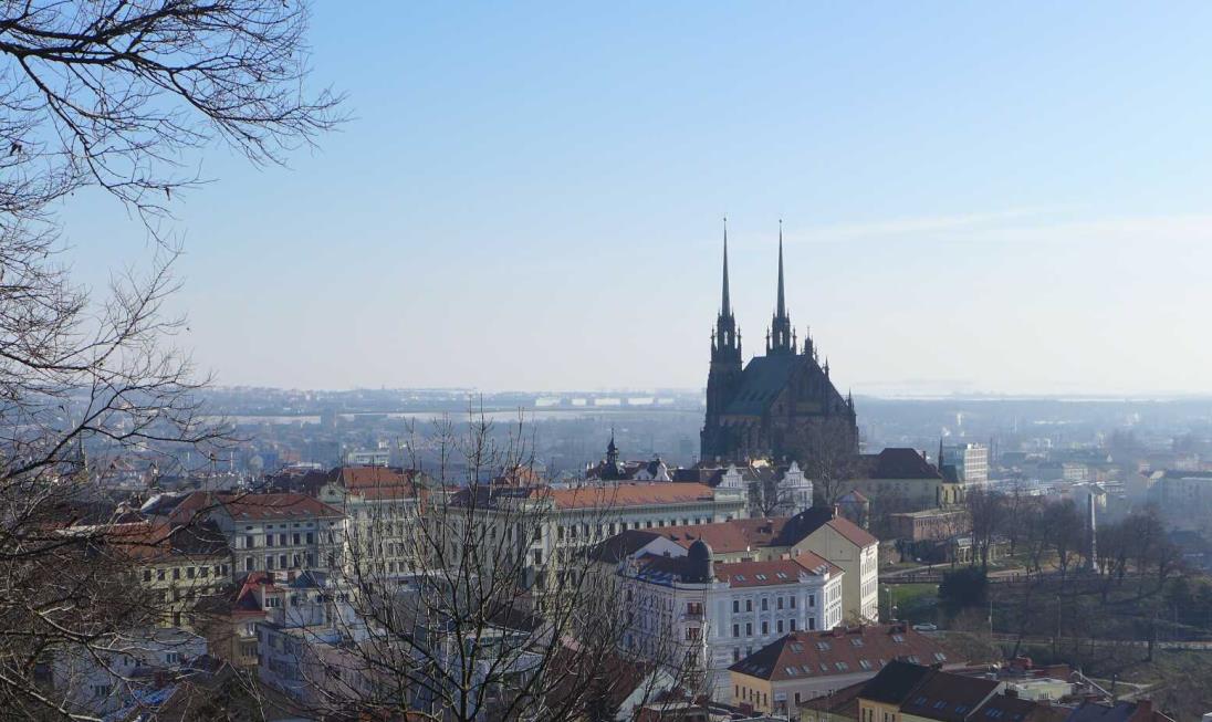 Základní informace Statutární město Brno (SMB) územně členěné město Magistrát města Brna 29 městských částí Městská policie propojeny Metropolitní sítí