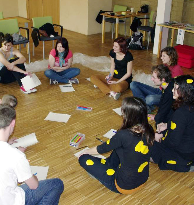 NAŠI NOVÍ SOUSEDÉ migrace, soužití kultur 90 min. 6 11 let Workshop děti staví před otázku soužití v multikulturní společnosti a ukazuje, že je třeba ji budovat na základě toho, co máme společné.