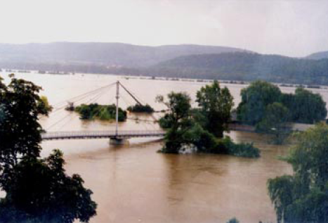 ÚVOD Úvod Lávka přes řeku Berounku v Praze 5 - Radotíně spojuje radotínský břeh se zbraslavským. Stavba byla zahájena v srpnu roku 1993 a dokončena v červnu roku 1994.