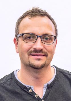 Lektor Ing. Petr MIKŠOVIČ, spolumajitel a jednatel internetové agentury SOVA NET, který se již mnoho let pohybuje v oblasti marketingu a reklamy, hlavně v prostředí on-line.