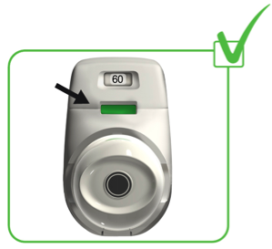 Podržte inhalátor Genuair vodorovně náustkem směrem k sobě tak, aby zelené tlačítko směřovalo rovně nahoru (viz obrázek 2). Držte tak, aby zelené tlačítko směřovalo rovně nahoru. NENAKLÁPĚJTE.