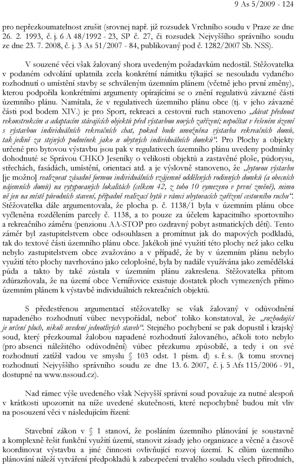 Stěžovatelka v podaném odvolání uplatnila zcela konkrétní námitku týkající se nesouladu vydaného rozhodnutí o umístění stavby se schváleným územním plánem (včetně jeho první změny), kterou podpořila