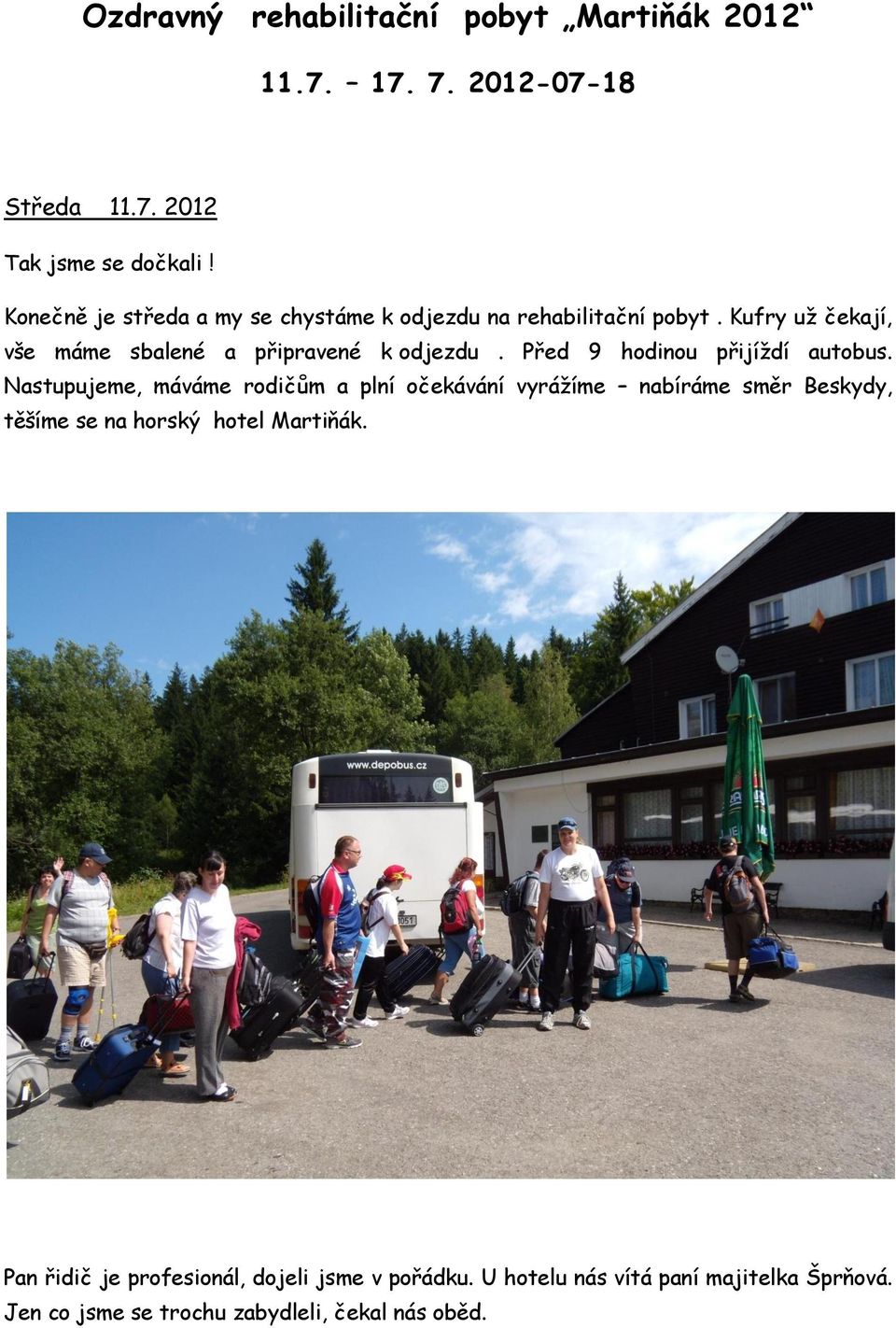 Před 9 hodinou přijíždí autobus.